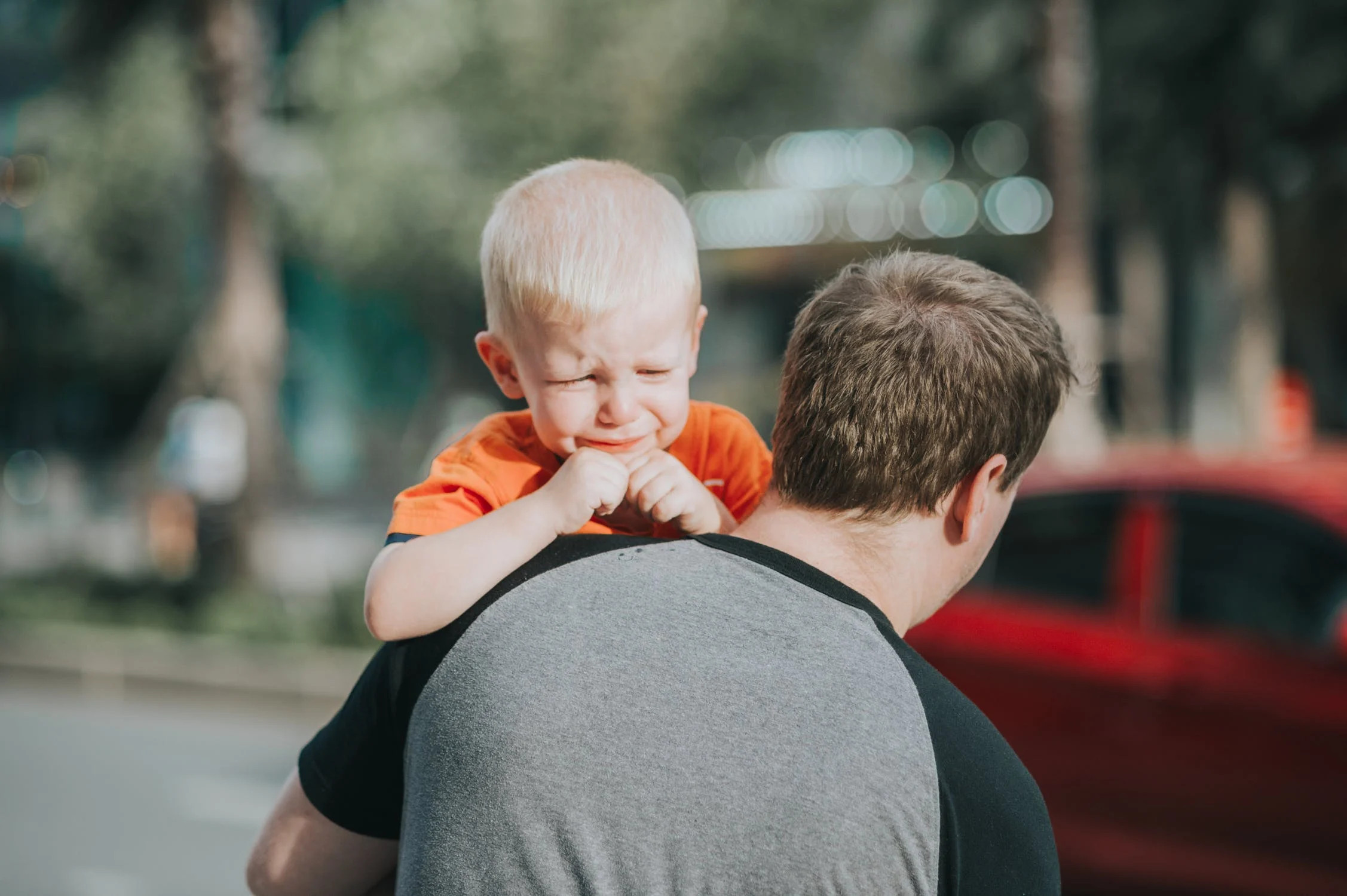 Tips Menghadapi Bayi yang Takut Orang Asing (Stranger Anxiety)