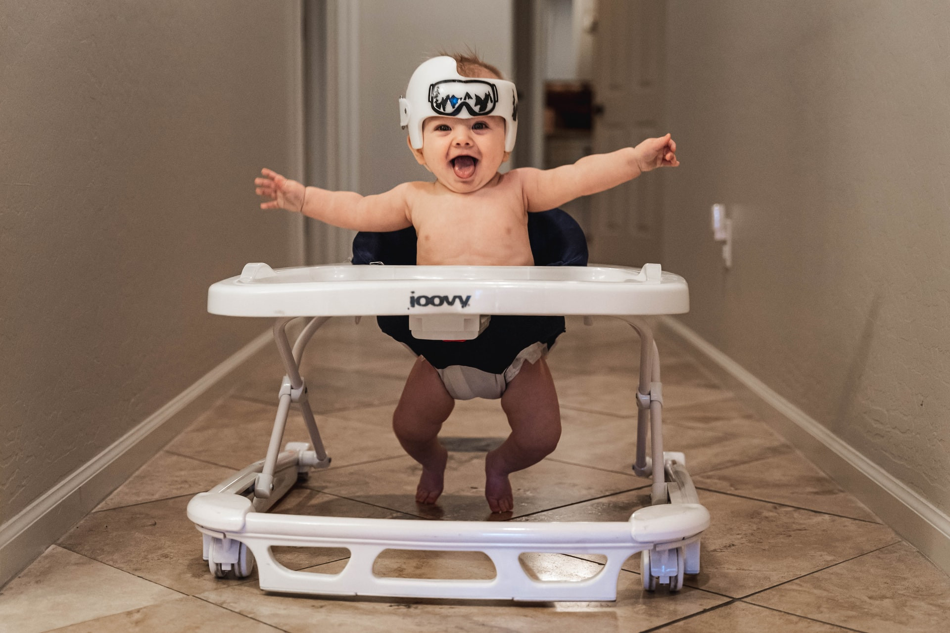 Mengapa Penggunaan Baby Walker Tidak Dianjurkan untuk Melatih Bayi Berjalan?