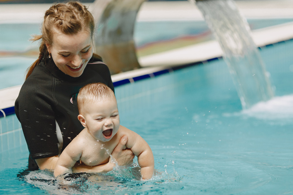 Apa Saja Manfaat Berenang bagi Perkembangan Bayi?