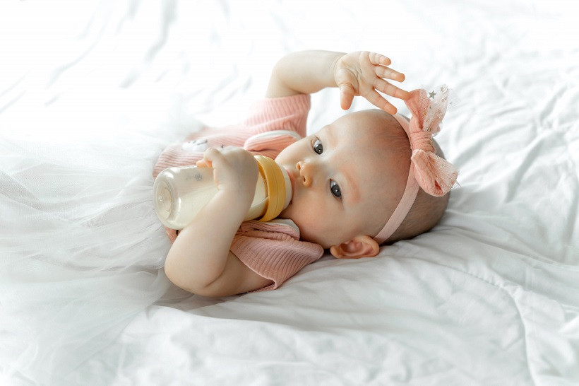 Minum Susu dari Botol bisa Merusak Gigi Bayi