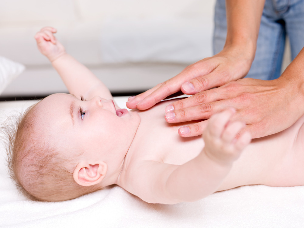 Tips Melakukan Pijat Bayi dan Manfaatnya bagi Kesehatan Bayi