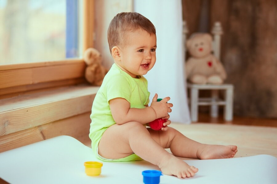 Di Usia Berapa Bayi Bisa Duduk Sendiri?