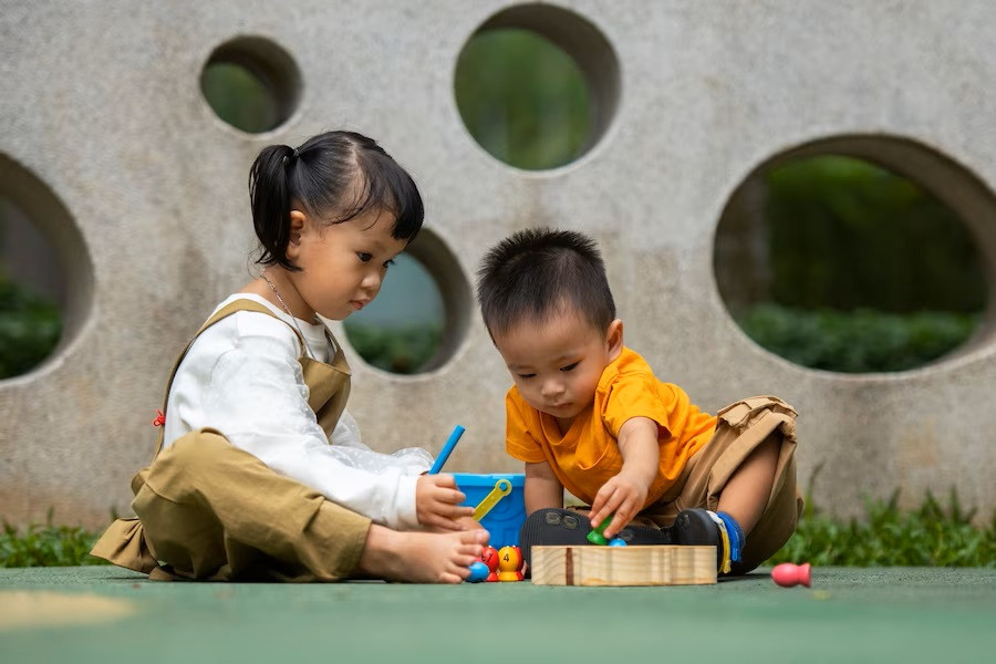 Tips Mengajari Anak Mau Berbagi