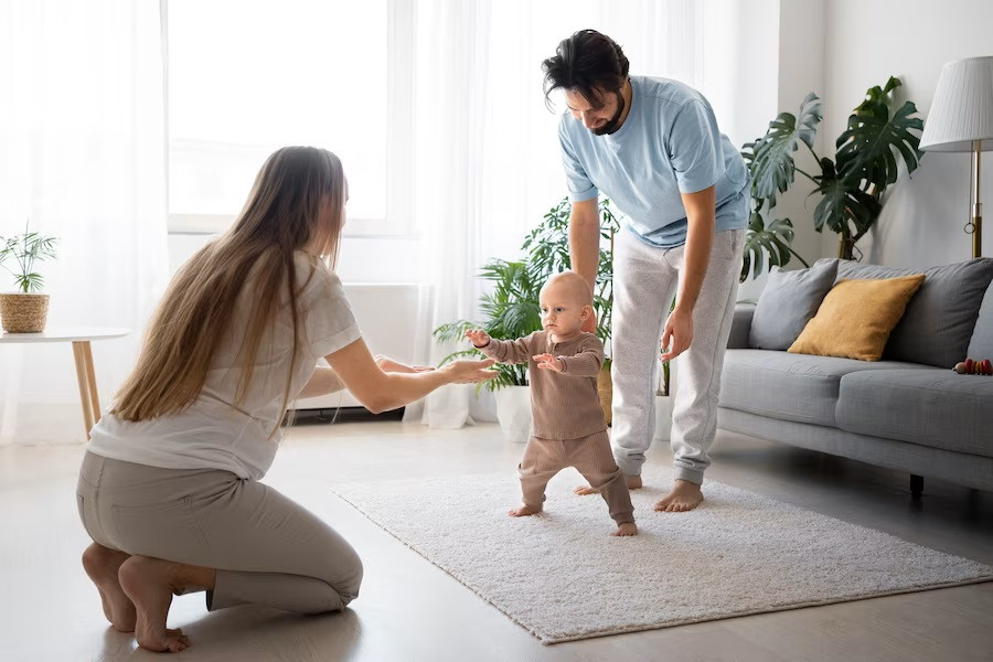 Baby Walker Berbahaya, Ini Alternatif yang Lebih Aman bagi Bayi