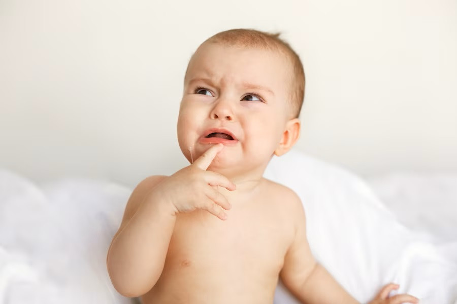Pertolongan Rumahan Mengatasi Sariawan di Mulut Bayi