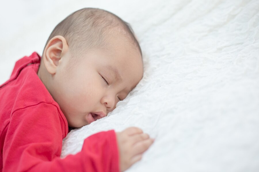 Tips Mengatasi Jet Lag pada Bayi atau Anak saat Ibadah Haji