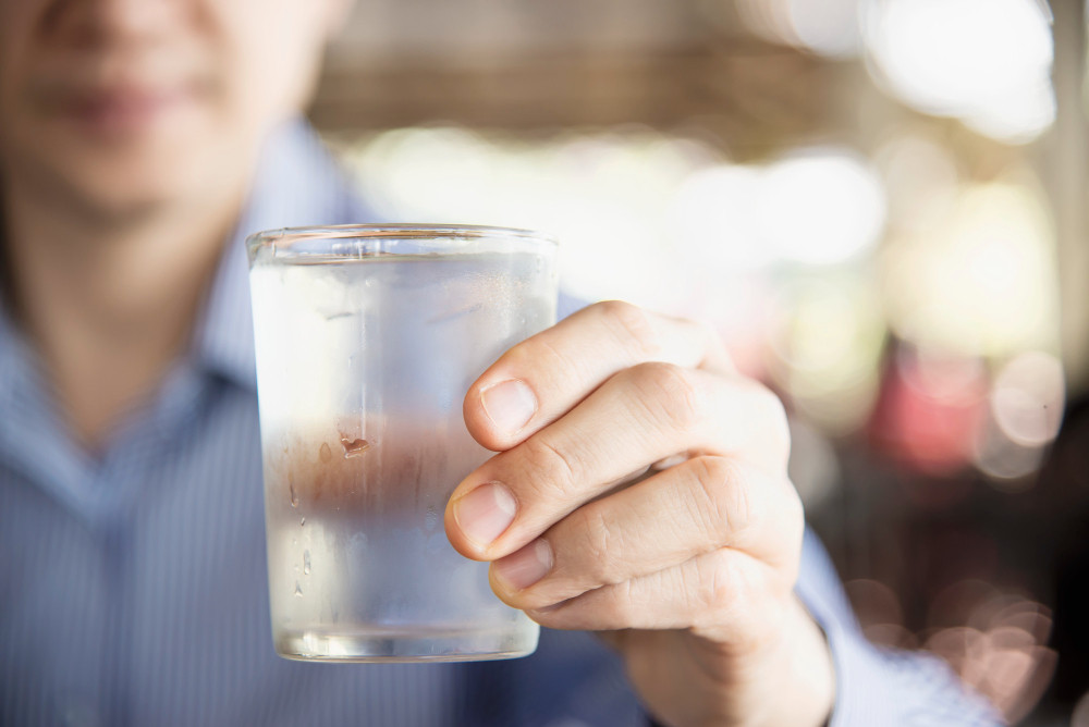 Jangan Minum Berlebihan, Ini Manfaat dan Risiko Minum Air Es bagi Kesehatan