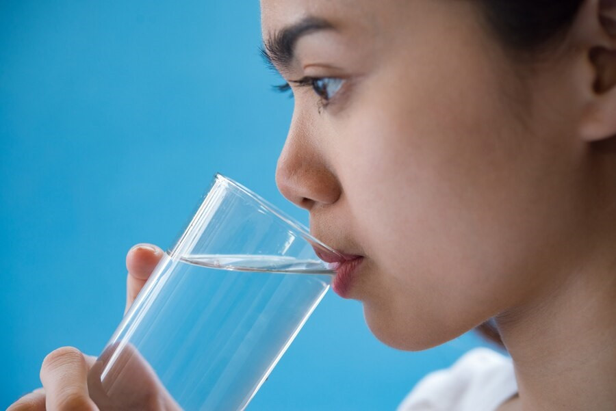 Benarkah Minum Air Putih Setelah Makan Mengganggu Pencernaan?