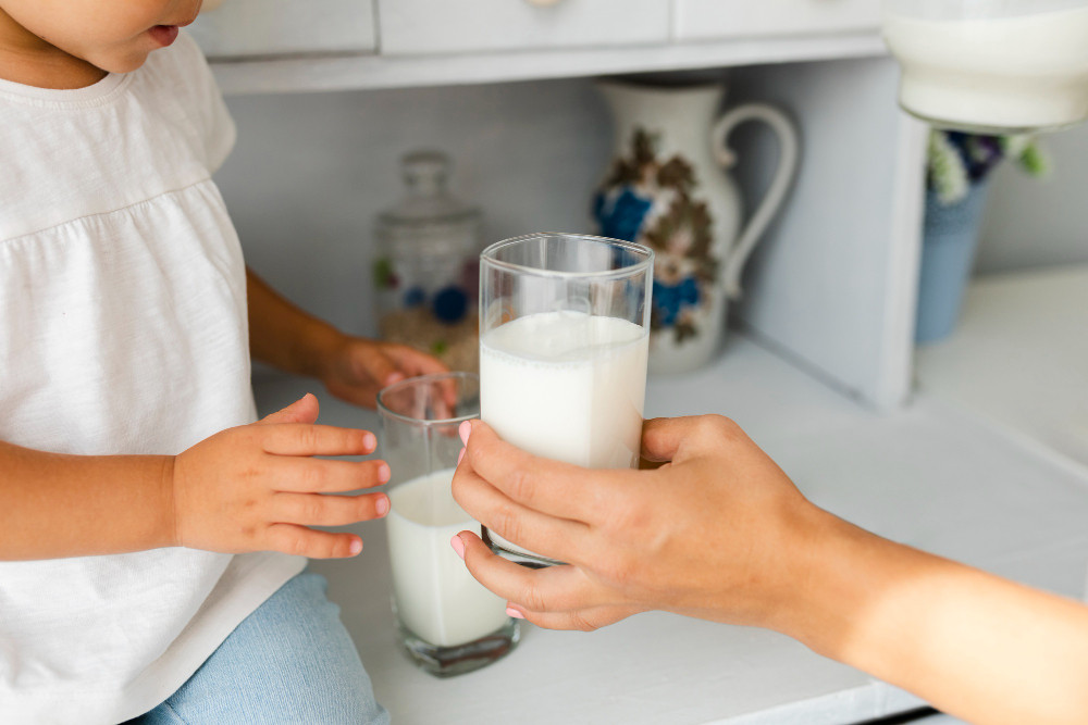 Mana yang Lebih Sehat, Susu Murni atau Susu Skim?