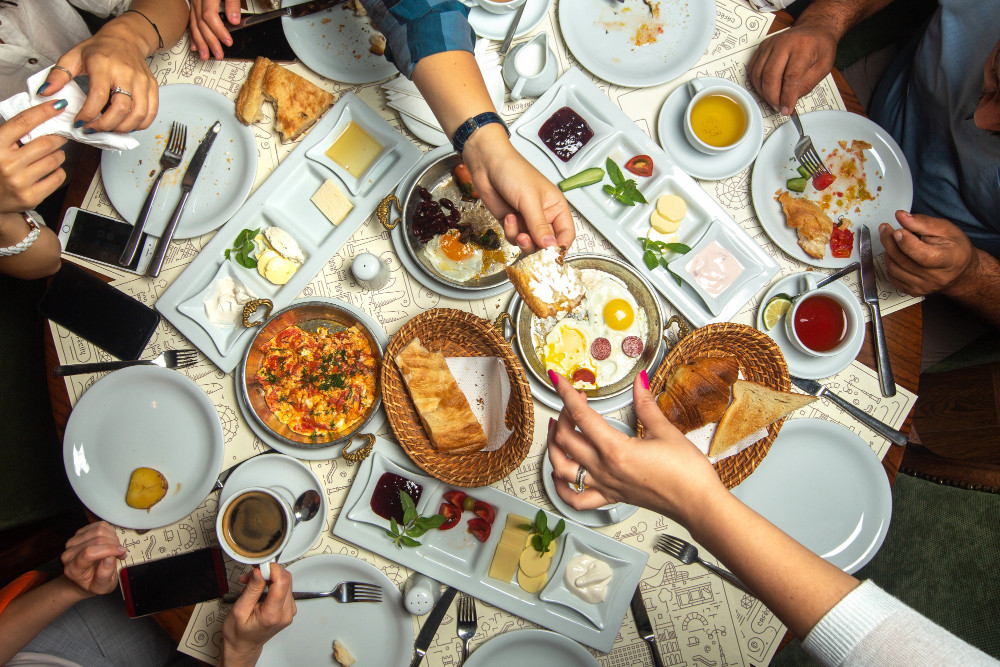 Tips Mencegah Perut Kembung Akibat Makan Berlebihan saat Liburan