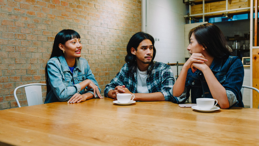 Mengapa Orang Mudah Percaya Teori Konspirasi?