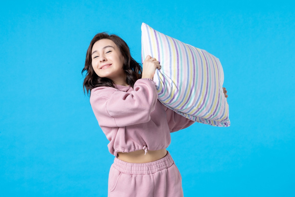 Mana yang Lebih Baik, Tidur Menggunakan Bantal atau Tidak?