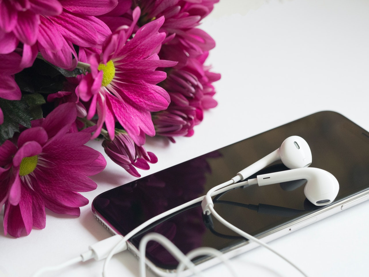 Sering Menggunakan Earphone Selama WFH? Ini Tips Aman Menjaga Kesehatan Telinga