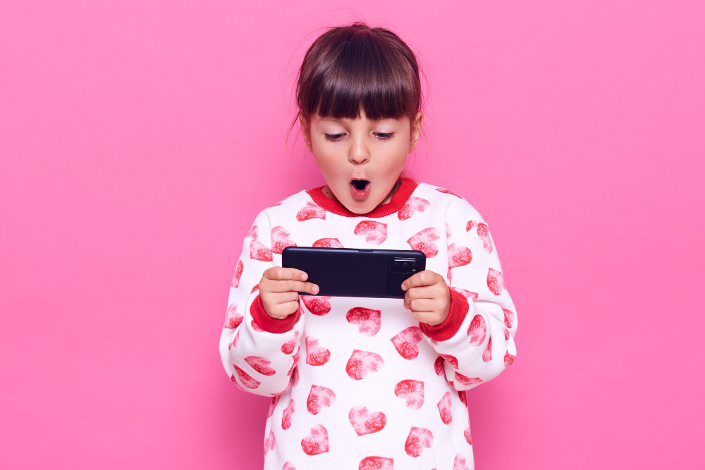 Pandemi Membuat Screen Time pada Anak Meningkat, Bagaimana Mengatasinya?
